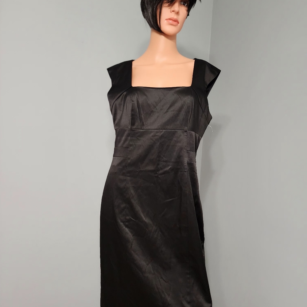 Elegant Black Sleeveless Dress. BANANA REPUBLIC .SIZE 12 .L3 .B18 .W 16 .H18.